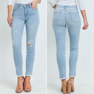 Size 29 Sneak Peek light wash frayed hem jeans NWT